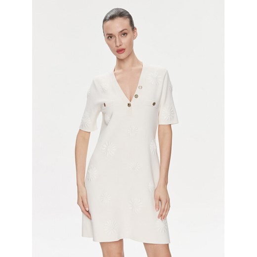 TWINSET Sukienka dzianinowa 241TP3095 Écru Regular Fit ze sklepu MODIVO w kategorii Sukienki - zdjęcie 182634538