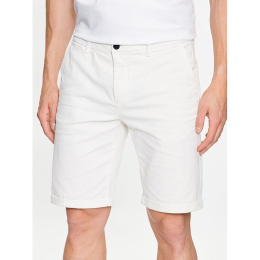 Lindbergh Szorty materiałowe 30-505044 Biały Slim Fit ze sklepu MODIVO w kategorii Spodenki męskie - zdjęcie 182634657