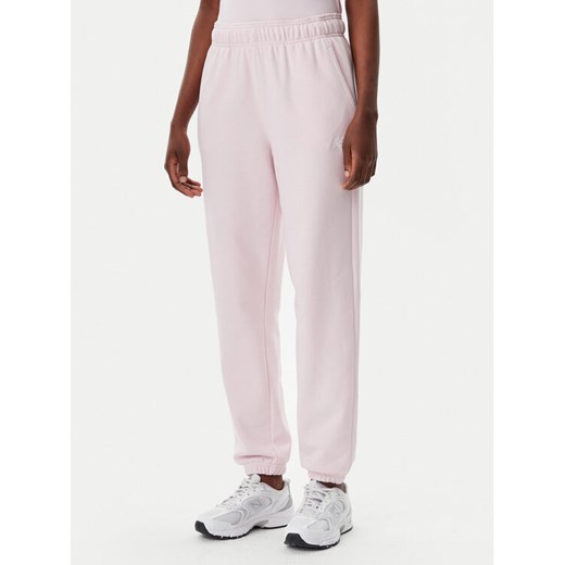 New Balance Spodnie dresowe Essentials WP41500 Różowy Relaxed Fit ze sklepu MODIVO w kategorii Spodnie damskie - zdjęcie 182634799