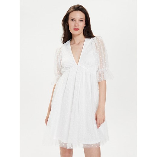 Gina Tricot Sukienka koktajlowa 22963 Biały Regular Fit ze sklepu MODIVO w kategorii Sukienki - zdjęcie 182635036