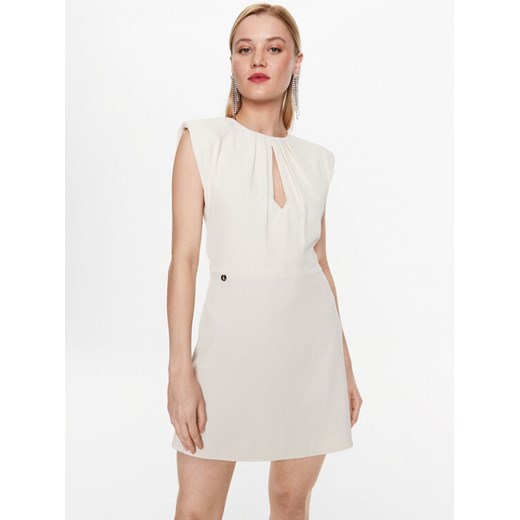 Kontatto Sukienka koktajlowa NO1006 Écru Slim Fit ze sklepu MODIVO w kategorii Sukienki - zdjęcie 182635269