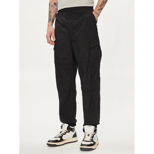 Gap Spodnie materiałowe 487058-00 Czarny Relaxed Fit ze sklepu MODIVO w kategorii Spodnie męskie - zdjęcie 182635719