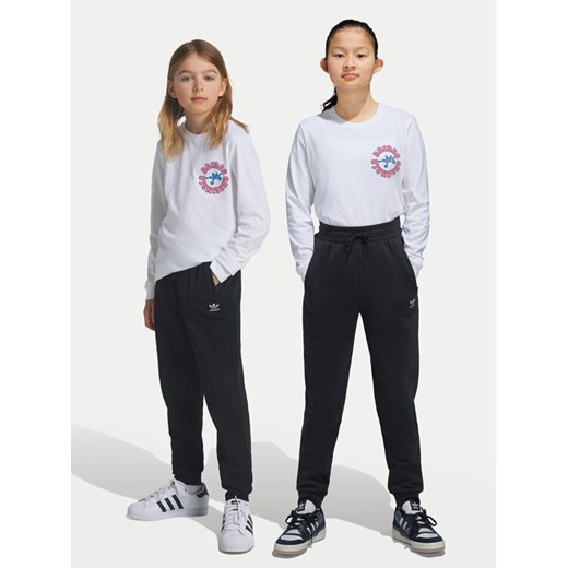 adidas Spodnie dresowe IW3498 Czarny Regular Fit ze sklepu MODIVO w kategorii Spodnie dziewczęce - zdjęcie 182636059