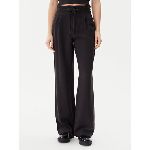 Calvin Klein Jeans Spodnie materiałowe J20J225339 Czarny Straight Fit ze sklepu MODIVO w kategorii Spodnie damskie - zdjęcie 182636149