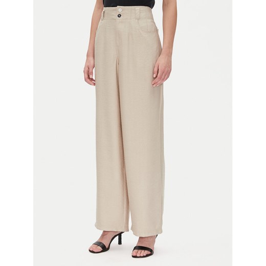 DKNY Spodnie materiałowe P41KTR48 Beżowy Loose Fit ze sklepu MODIVO w kategorii Spodnie damskie - zdjęcie 182637226