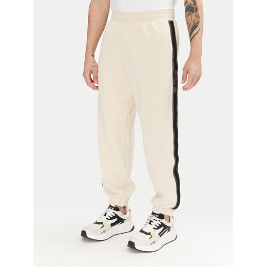 EA7 Emporio Armani Spodnie dresowe 7M000545 AF12660 U1079 Écru Modern Fit ze sklepu MODIVO w kategorii Spodnie męskie - zdjęcie 182637467