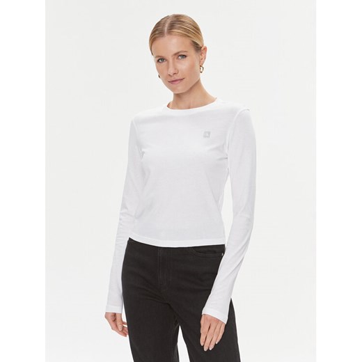 Calvin Klein Jeans Bluzka Embro Badge J20J222884 Biały Regular Fit ze sklepu MODIVO w kategorii Bluzki damskie - zdjęcie 182638058
