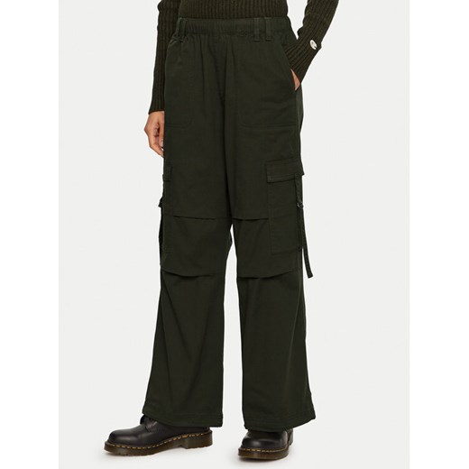 Champion Spodnie dresowe 117503 Zielony Oversize ze sklepu MODIVO w kategorii Spodnie damskie - zdjęcie 182638227