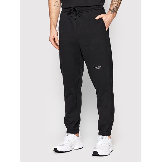 Calvin Klein Jeans Spodnie dresowe J30J320590 Czarny Regular Fit ze sklepu MODIVO w kategorii Spodnie męskie - zdjęcie 182638606