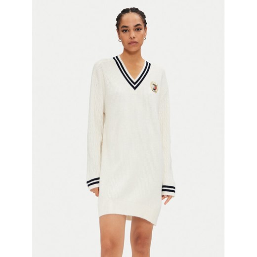 Tommy Jeans Sukienka dzianinowa DW0DW19810 Écru Relaxed Fit ze sklepu MODIVO w kategorii Sukienki - zdjęcie 182638859