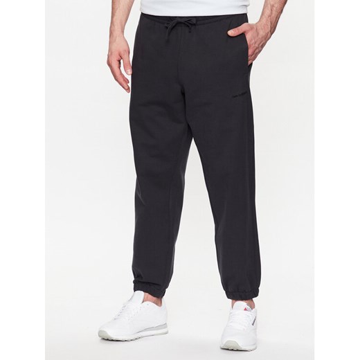 New Balance Spodnie dresowe MP23551 Czarny Relaxed Fit ze sklepu MODIVO w kategorii Spodnie męskie - zdjęcie 182638868