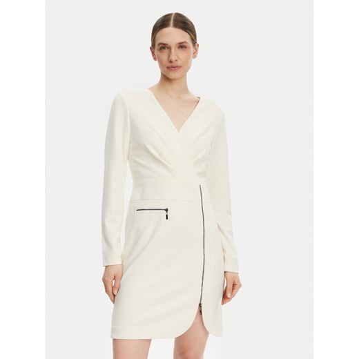 DKNY Sukienka koktajlowa DD4JI62A Écru Slim Fit ze sklepu MODIVO w kategorii Sukienki - zdjęcie 182639175