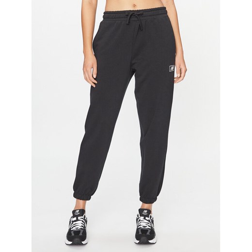 New Balance Spodnie dresowe Essentials French Terry Pant WP33508 Czarny Regular Fit ze sklepu MODIVO w kategorii Spodnie damskie - zdjęcie 182640085
