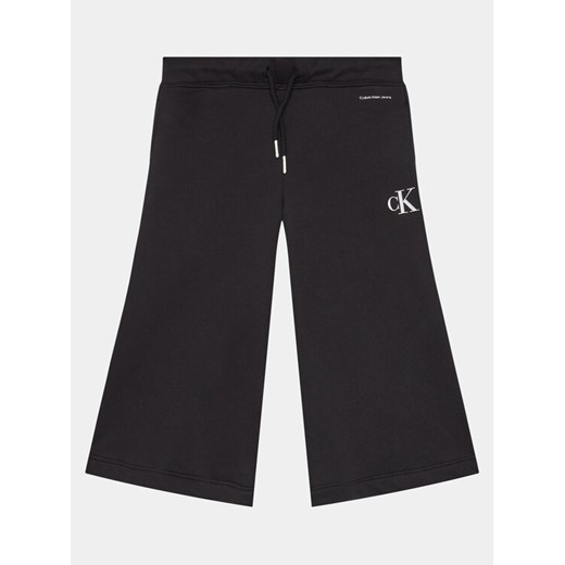 Calvin Klein Jeans Spodnie dresowe Logo IG0IG02449 Czarny Relaxed Fit ze sklepu MODIVO w kategorii Spodnie dziewczęce - zdjęcie 182640319