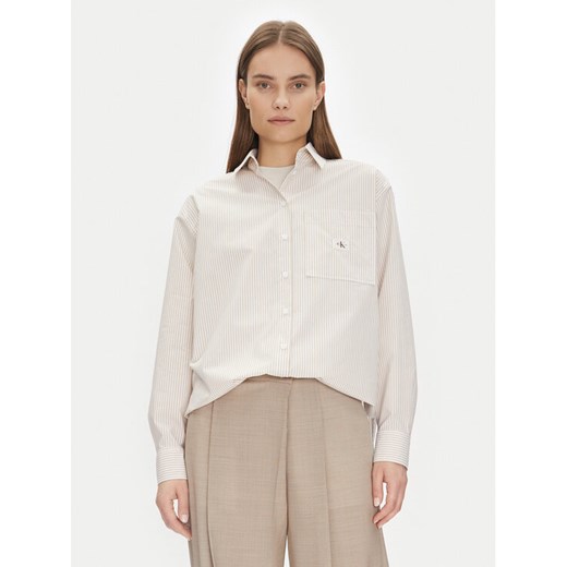 Calvin Klein Jeans Koszula J20J224436 Beżowy Relaxed Fit ze sklepu MODIVO w kategorii Koszule damskie - zdjęcie 182640596