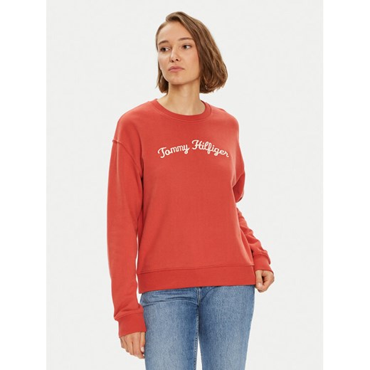 Tommy Hilfiger Bluza Modern Script WW0WW42615 Czerwony Regular Fit ze sklepu MODIVO w kategorii Bluzy damskie - zdjęcie 182640815