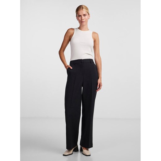 YAS Spodnie materiałowe 26030711 Czarny Regular Fit ze sklepu MODIVO w kategorii Spodnie damskie - zdjęcie 182640886