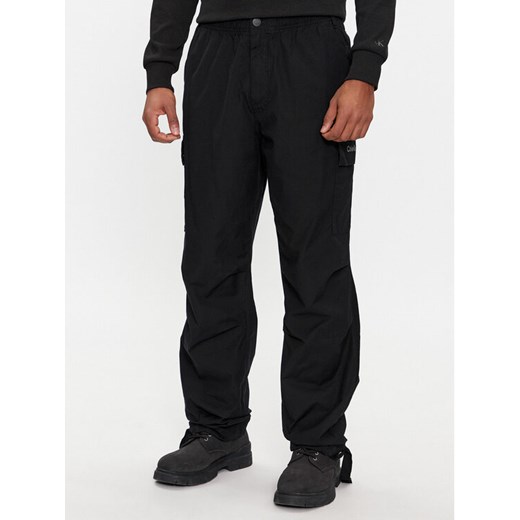Calvin Klein Jeans Spodnie cargo Essential Regular Cargo Pant J30J324692 Czarny Regular Fit ze sklepu MODIVO w kategorii Spodnie męskie - zdjęcie 182641177