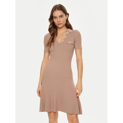 Guess Sukienka dzianinowa W5RK18 Z2U00 Beżowy Regular Fit ze sklepu MODIVO w kategorii Sukienki - zdjęcie 182641467