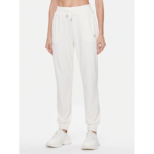 Guess Spodnie dresowe V3BB27 KBXI2 Écru Regular Fit ze sklepu MODIVO w kategorii Spodnie damskie - zdjęcie 182641896