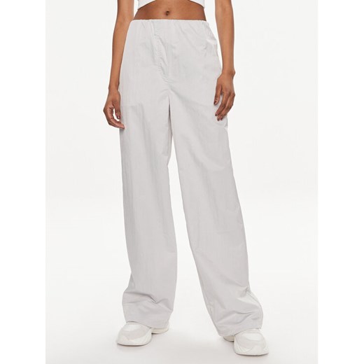 Calvin Klein Jeans Spodnie materiałowe Soft Crinkle J20J223122 Szary Relaxed Fit ze sklepu MODIVO w kategorii Spodnie damskie - zdjęcie 182641948