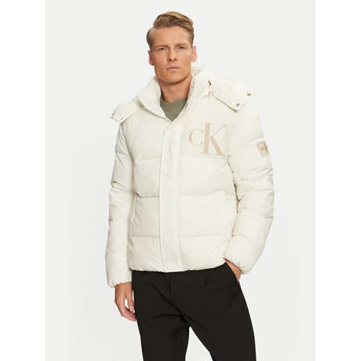 Calvin Klein Jeans Kurtka zimowa J30J326104 Écru Regular Fit ze sklepu MODIVO w kategorii Kurtki męskie - zdjęcie 182642058