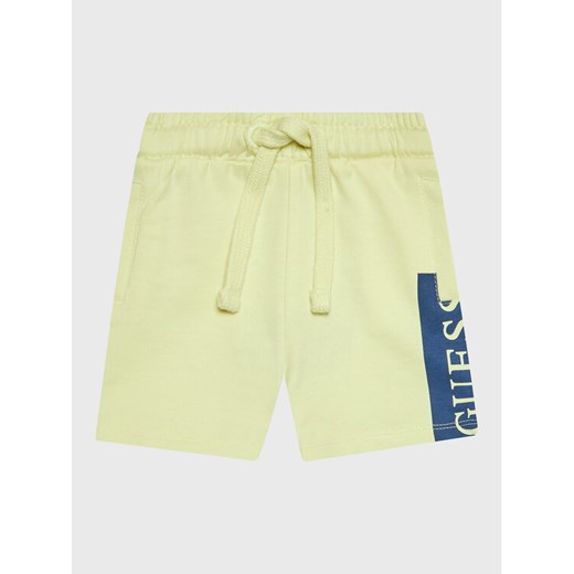 Guess Szorty sportowe N3GD03 KA6R0 Żółty Relaxed Fit ze sklepu MODIVO w kategorii Spodenki chłopięce - zdjęcie 182642649