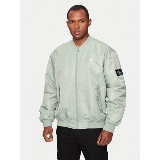 Calvin Klein Jeans Kurtka bomber J30J325110 Zielony Relaxed Fit ze sklepu MODIVO w kategorii Kurtki męskie - zdjęcie 182643915