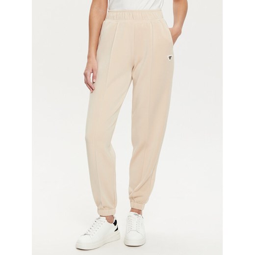 Guess Spodnie dresowe V5RB11 KCAY2 Beżowy Regular Fit ze sklepu MODIVO w kategorii Spodnie damskie - zdjęcie 182644046