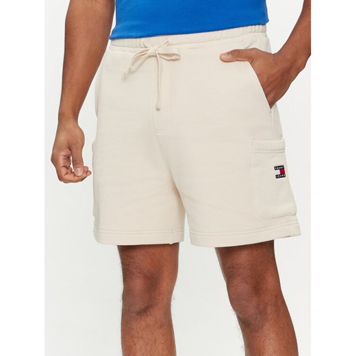 Tommy Jeans Szorty sportowe Badge DM0DM18479 Beżowy Regular Fit ze sklepu MODIVO w kategorii Spodenki męskie - zdjęcie 182645896