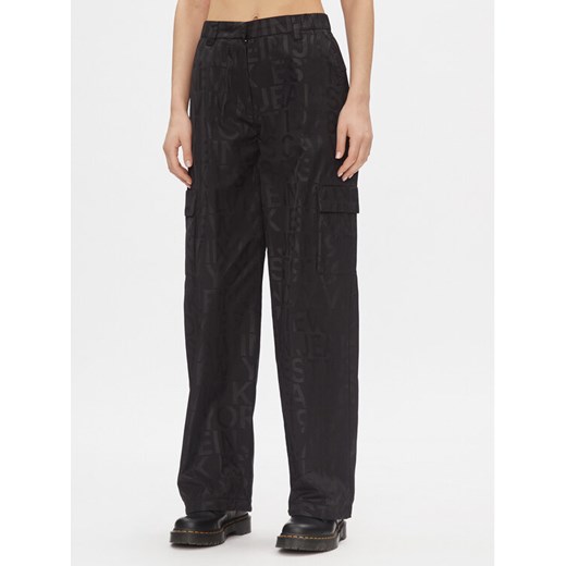 Calvin Klein Jeans Spodnie materiałowe Loose Logo Aop Cargo Pant J20J222596 Czarny Regular Fit ze sklepu MODIVO w kategorii Spodnie damskie - zdjęcie 182646535