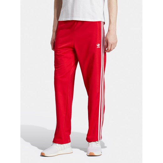 adidas Spodnie dresowe adicolor Classics Firebird IJ7057 Czerwony Regular Fit ze sklepu MODIVO w kategorii Spodnie męskie - zdjęcie 182647356