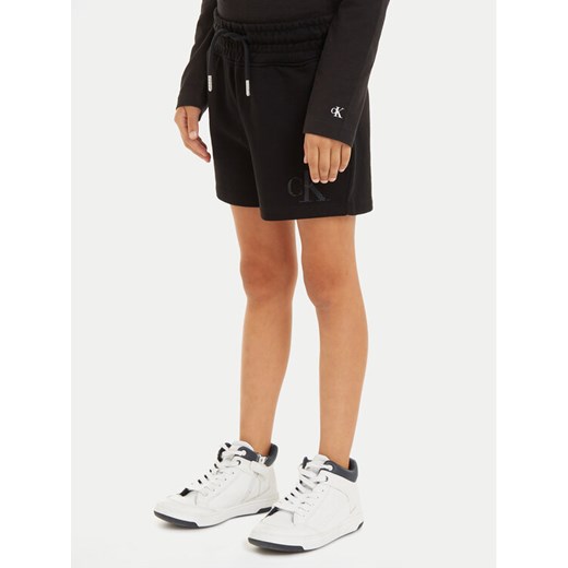 Calvin Klein Jeans Szorty sportowe Iridescent IG0IG02452 Czarny Regular Fit ze sklepu MODIVO w kategorii Spodenki chłopięce - zdjęcie 182648078