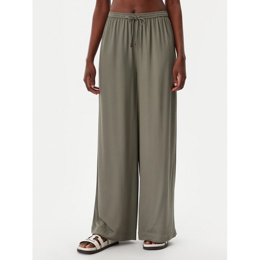 Calvin Klein Swimwear Spodnie materiałowe KW0KW02823 Zielony Relaxed Fit ze sklepu MODIVO w kategorii Spodnie damskie - zdjęcie 182648926
