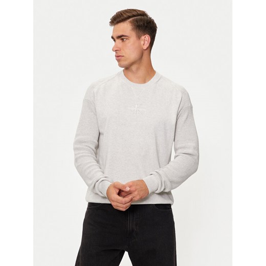 Calvin Klein Jeans Sweter Monologo J30J325671 Szary Regular Fit ze sklepu MODIVO w kategorii Swetry męskie - zdjęcie 182649705