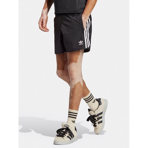 adidas Szorty sportowe adicolor Classics HS2069 Czarny Regular Fit ze sklepu MODIVO w kategorii Spodenki męskie - zdjęcie 182651165