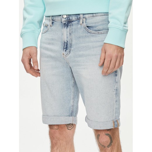 Calvin Klein Jeans Szorty jeansowe J30J324871 Niebieski Slim Fit ze sklepu MODIVO w kategorii Spodenki męskie - zdjęcie 182652589