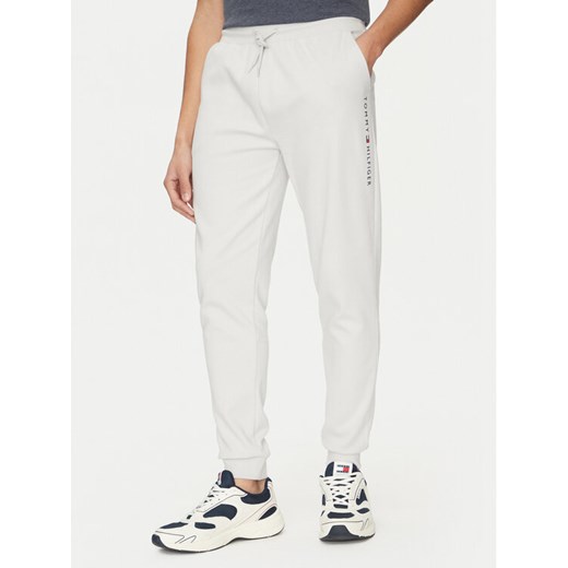 Tommy Hilfiger Spodnie dresowe UM0UM03348 Beżowy Regular Fit ze sklepu MODIVO w kategorii Spodnie męskie - zdjęcie 182652597