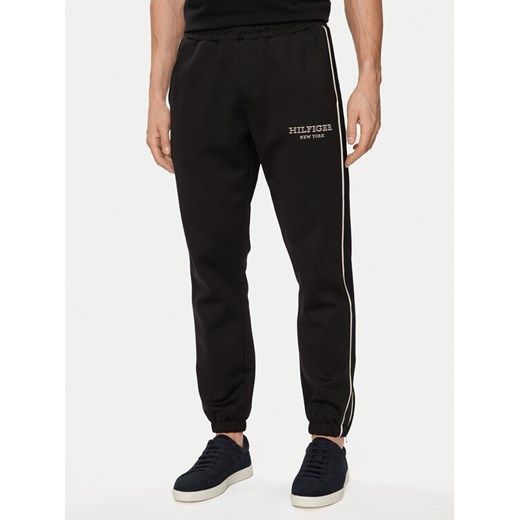 Tommy Hilfiger Spodnie dresowe Monotype MW0MW33701 Czarny Regular Fit ze sklepu MODIVO w kategorii Spodnie męskie - zdjęcie 182653339