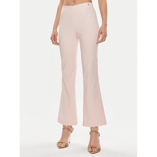 Guess Spodnie materiałowe Ornella W4GB18 WG492 Różowy Regular Fit ze sklepu MODIVO w kategorii Spodnie damskie - zdjęcie 182654278