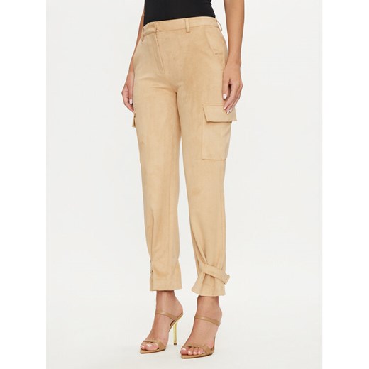 Guess Spodnie materiałowe New Marzia W4YB08 WE0L0 Beżowy Relaxed Fit ze sklepu MODIVO w kategorii Spodnie damskie - zdjęcie 182654389