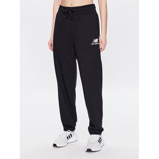 New Balance Spodnie dresowe WP31530 Czarny Relaxed Fit ze sklepu MODIVO w kategorii Spodnie damskie - zdjęcie 182654576