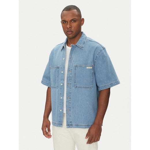 Calvin Klein Jeans Koszula jeansowa Bowler J30J327512 Niebieski Relaxed Fit ze sklepu MODIVO w kategorii Koszule męskie - zdjęcie 182654659