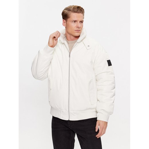 Calvin Klein Jeans Kurtka bomber J30J324123 Écru Oversize ze sklepu MODIVO w kategorii Kurtki męskie - zdjęcie 182655539