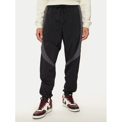 Nike Spodnie dresowe FN5850 Czarny Regular Fit ze sklepu MODIVO w kategorii Spodnie męskie - zdjęcie 182656208