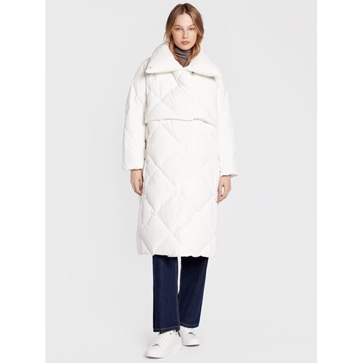 Calvin Klein Kurtka puchowa Transform K20K204632 Biały Regular Fit ze sklepu MODIVO w kategorii Kurtki damskie - zdjęcie 182656486