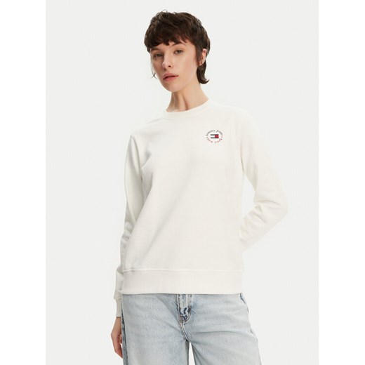 Tommy Jeans Bluza Essential DW0DW20639 Biały Regular Fit ze sklepu MODIVO w kategorii Bluzy damskie - zdjęcie 182656646