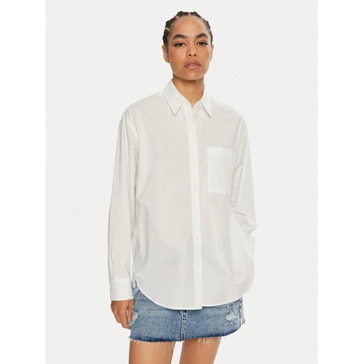 Calvin Klein Jeans Koszula J20J224436 Biały Relaxed Fit ze sklepu MODIVO w kategorii Koszule damskie - zdjęcie 182656847