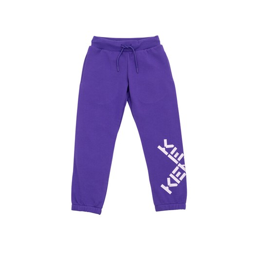 Kenzo Kids Spodnie dresowe K14217 Fioletowy Regular Fit ze sklepu MODIVO w kategorii Spodnie chłopięce - zdjęcie 182657738