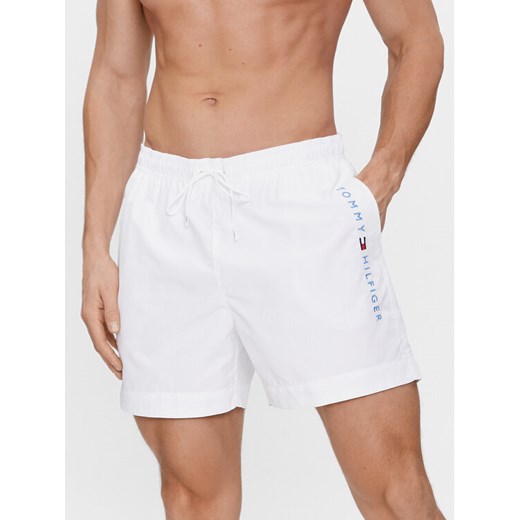 Tommy Hilfiger Szorty kąpielowe UM0UM03258 Biały Regular Fit ze sklepu MODIVO w kategorii Kąpielówki - zdjęcie 182657758